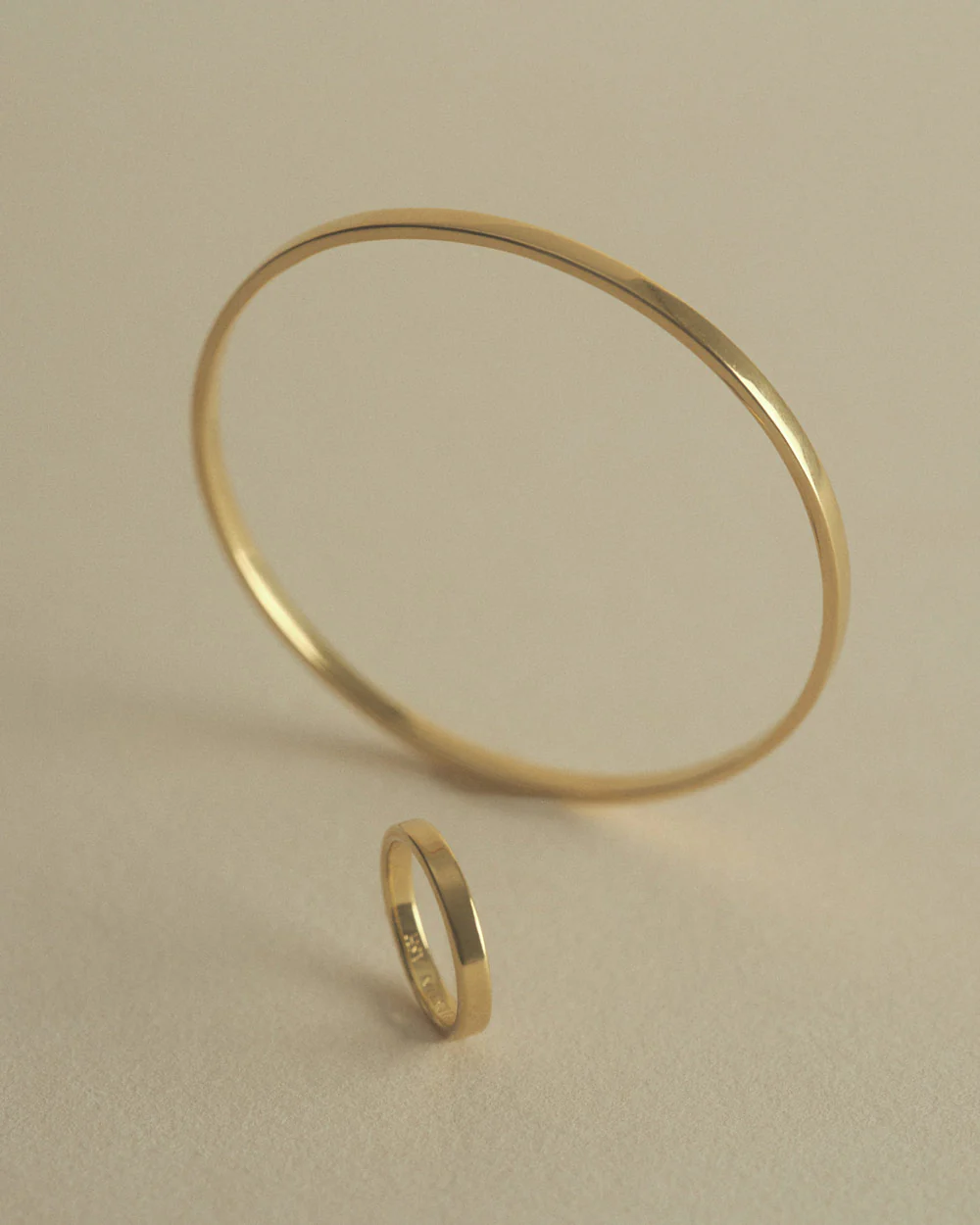 CONTOUR BANGLE (18K GOLD PLATED) - Image 5