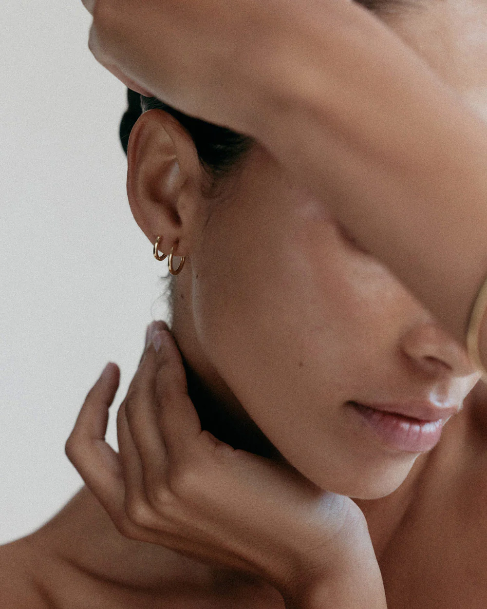 CONTOUR HOOPS (18K GOLD PLATED) - Image 2
