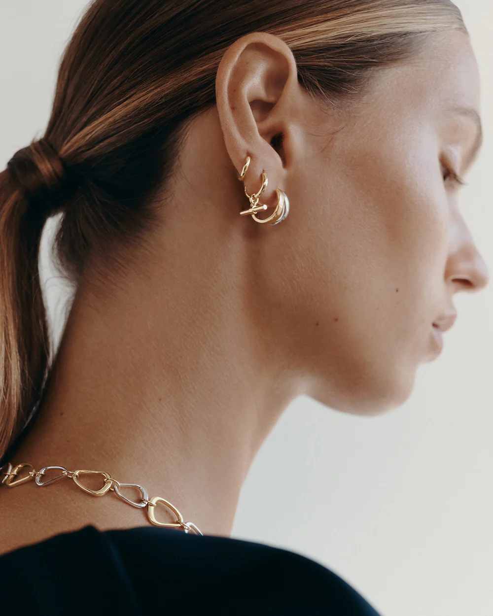RHYTHM T-BAR HOOPS (18K GOLD PLATED) - Image 2