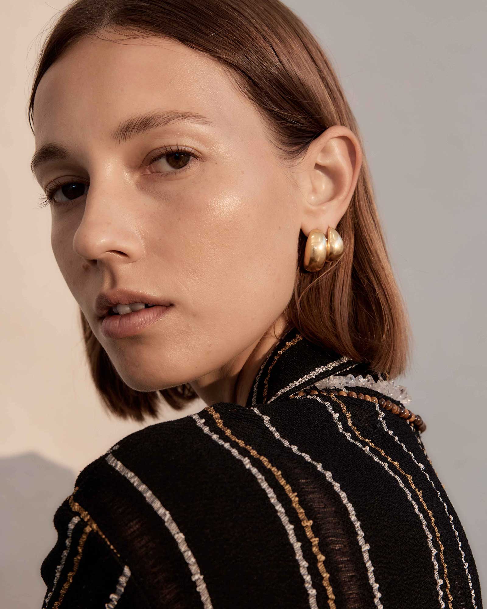 TRESOR HOOPS MEDIUM (18K GOLD PLATED) - Image 5