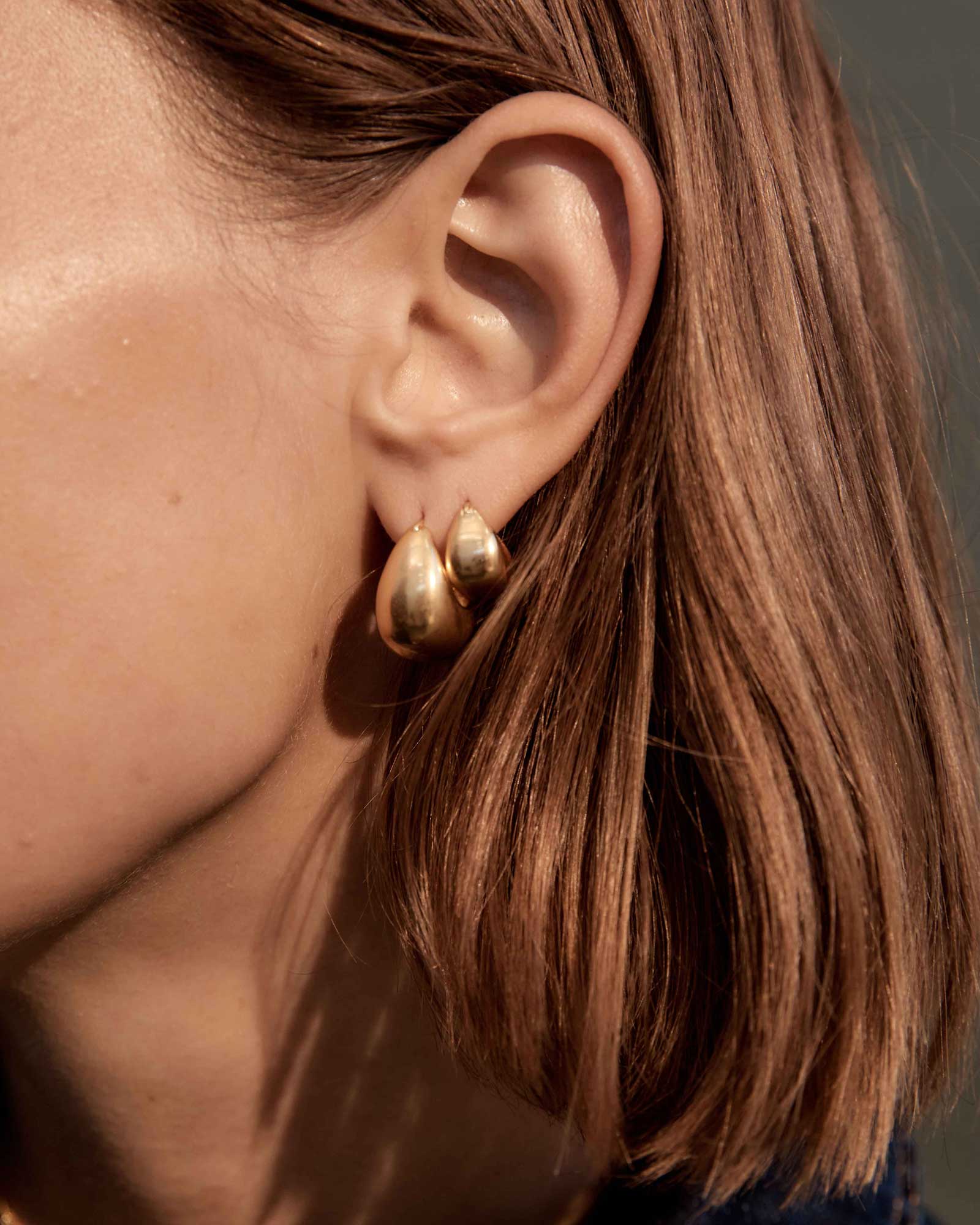 TRESOR HOOPS MEDIUM (18K GOLD PLATED) - Image 6